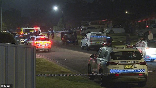 Un hombre es arrestado después de que tres personas fueran presuntamente asesinadas en una casa en Rosemeadow