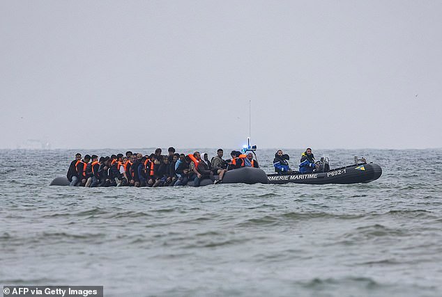 Dos mujeres mueren frente a la costa francesa cuando un pequeño barco que transportaba a más de 80 inmigrantes “encalla” mientras intentaba llegar a Gran Bretaña.