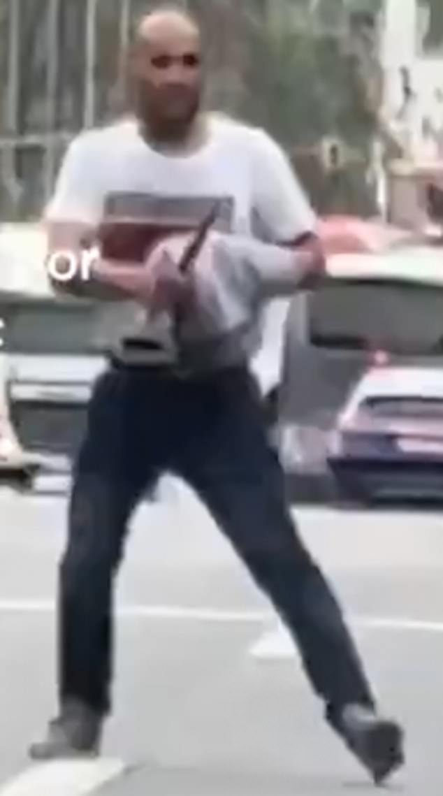 Messermann apuñala a una mujer en un “ataque callejero aleatorio” frente a transeúntes asustados en Barcelona