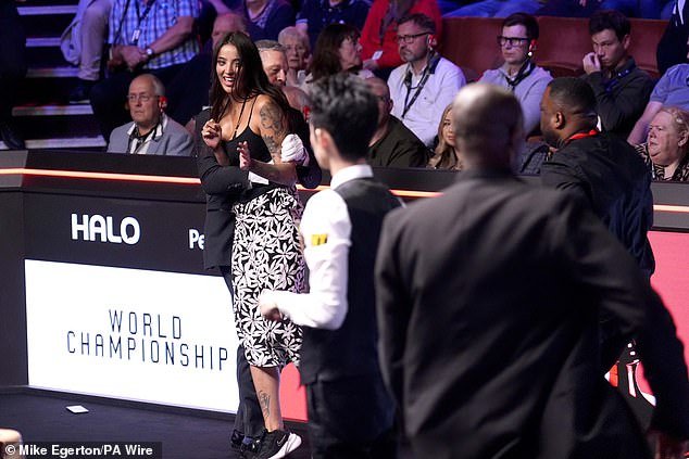 La final del Campeonato Mundial de Snooker fue interrumpida cuando un manifestante se quejó del pago de la licencia de la BBC.