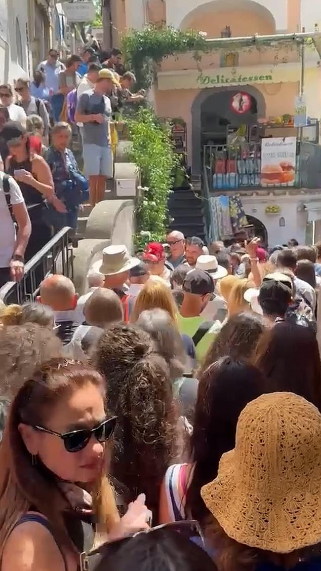 Los turistas inundan los pequeños pueblos italianos con multitudes “bloqueando carreteras y manteniendo a los lugareños en sus casas”