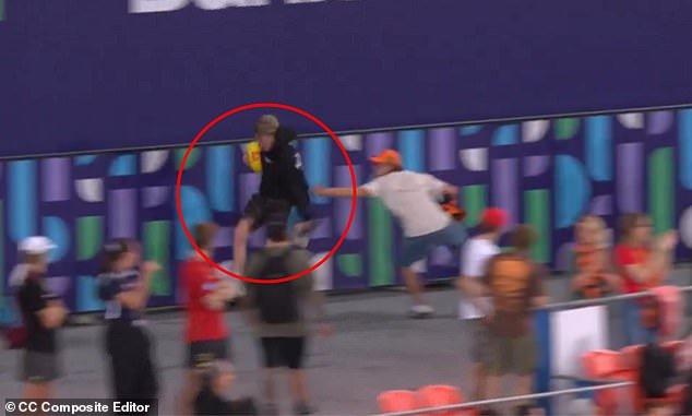 Sea testigo del divertido momento en que un joven fanático de la AFL agarra el balón y sale corriendo del estadio.