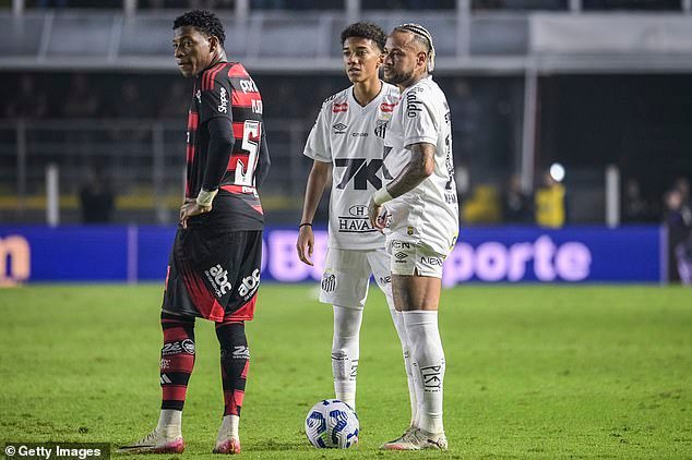 El hijo adolescente de la leyenda brasileña caído en desgracia quiere dejar el Santos después de una batalla de entrenamiento con Neymar: la ex estrella del Barcelona le dio una “bofetada” al adolescente después de que lo regateó