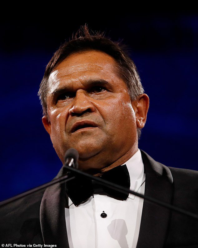 Una mujer acusa al ícono de la AFL, Nicky Winmar, de golpearse la cabeza con una puerta y escupirle en la cara: “Me quedé petrificada”