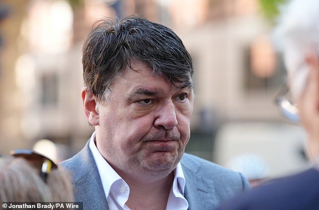 “Nunca llamó para preguntarme cómo estaba”: el cocreador de Father Ted, Graham Linehan, acusa a Ardal O’Hanlon de abandonarlo por controversia trans