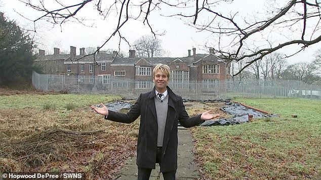 El cineasta de Hollywood está envuelto en una amarga batalla judicial por la ruinosa propiedad familiar de Downton Shabby.