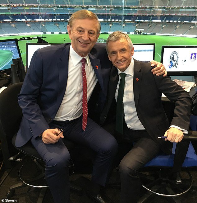De un ícono deportivo a otro: Bruce McAvaney encabeza los homenajes a Dennis Cometti, la ‘Voz de la AFL’, en el conmovedor monumento conmemorativo del estadio