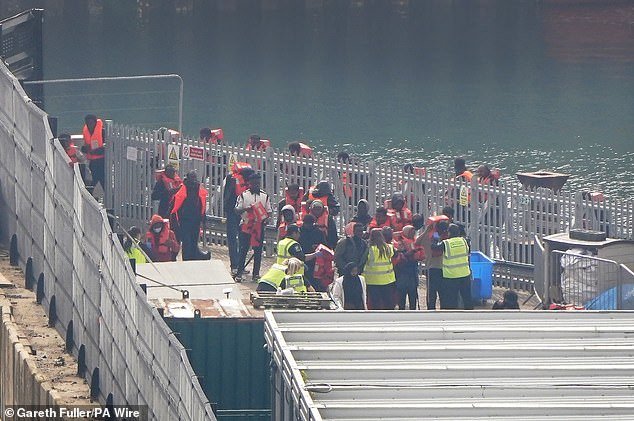 Se prevé que el número de cruces de inmigrantes en pequeñas embarcaciones alcance la asombrosa cifra de 200.000 desde el inicio de la crisis, a pesar de que se han enviado cientos de millones de libras a los franceses para evitarlo.