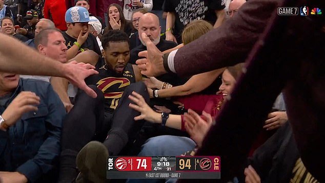 Momento salvaje: la estrella de la NBA vuela a las gradas y aplasta a los fanáticos antes de que el equipo de transmisión lo ayude