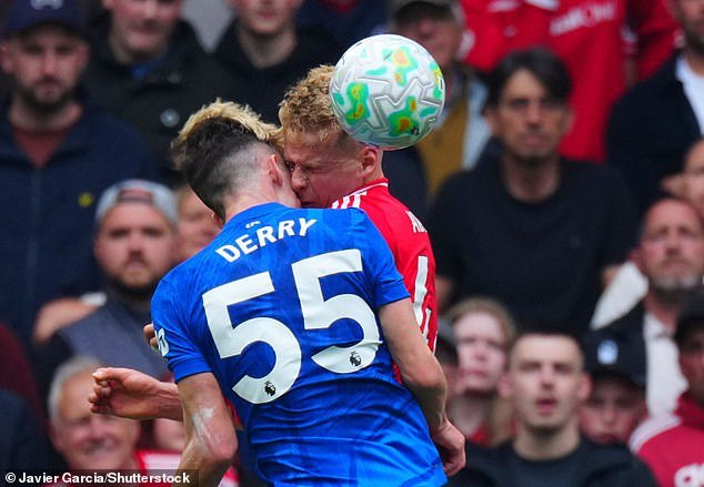 El hijo de la ex estrella de la Premier League es trasladado de urgencia al hospital después de un violento golpe en la cabeza durante su primer partido como titular con el Chelsea, ya que el partido se retrasó más de DIEZ minutos.