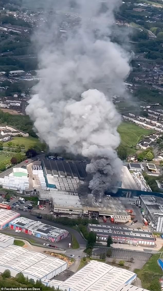Se produce un incendio en la fábrica de pan de Warburton y el humo se eleva hacia el cielo mientras la estrella de televisión Bank of Dave “se ofrece a salvar a la gente” en su helicóptero.