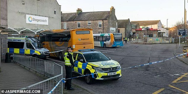 Un adolescente borracho condenado por asesinar a un conductor que lo detuvo al subir al autobús está de vuelta en las calles después de sólo 18 meses, y nunca ha pasado una noche tras las rejas.