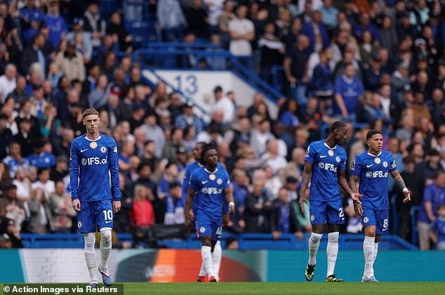 Jamie Carragher etiqueta al Chelsea como un “club ROTO” e insiste en que su mala forma viene “de arriba”, mientras que el entrenador interino Calum McFarlane critica a sus jugadores por una actuación “inaceptable” después de la triste derrota ante Nottingham Forest.