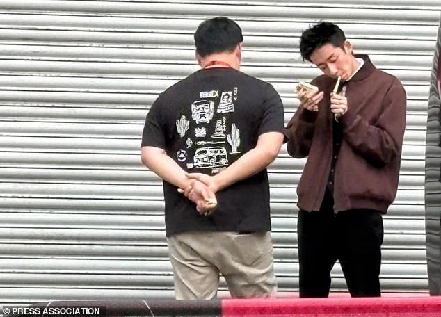 ¡Campeón de retroceso de billar! Se vio a Wu Yize tomando un descanso para fumar en el momento crucial del triunfo de Crucible: la estrella china de 22 años se convirtió en la segunda ganadora más joven del juego.
