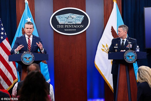 Pete Hegseth insiste en que el frágil alto el fuego NO ha terminado, a pesar de admitir que las tropas han sido atacadas por Irán 10 veces… y Trump está considerando más ataques
