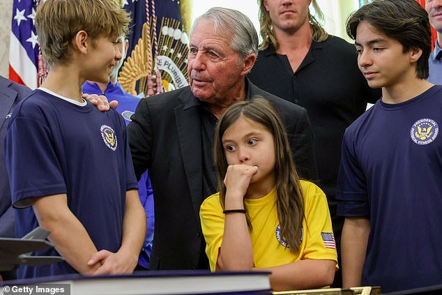 El ícono del golf Gary Player asusta a los niños que visitan la Casa Blanca con un extraño discurso sobre que Estados Unidos enfrenta una “guerra secreta”