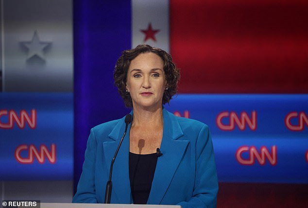 Katie Porter, sin filtrar, duplica su malhablado grito de batalla cuando llama a su rival republicano un “vaquero de cupcakes”.