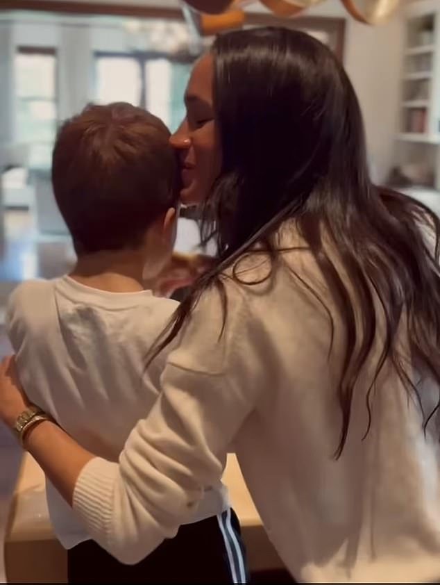 El príncipe Archie celebra su séptimo cumpleaños a 5.000 millas de la familia real: los expertos afirman que su nacimiento les dio a Harry y Meghan “la energía para defender lo que era correcto para ellos”