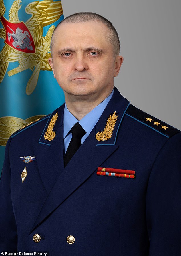 Putin despide al jefe de defensa aérea ruso en medio de crecientes ataques con drones ucranianos mientras el paranoico dictador lucha por asegurar el espacio aéreo antes del desfile de la victoria.