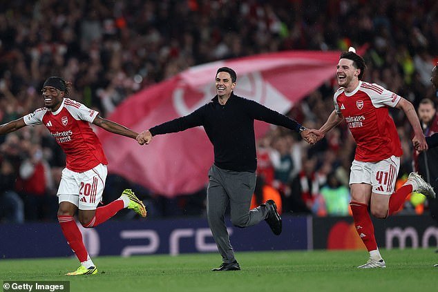 El Arsenal está planeando un desfile de trofeos de la Premier League y la Liga de Campeones, pero se enfrenta a una cancelación desagradable si la temporada termina en fracaso.