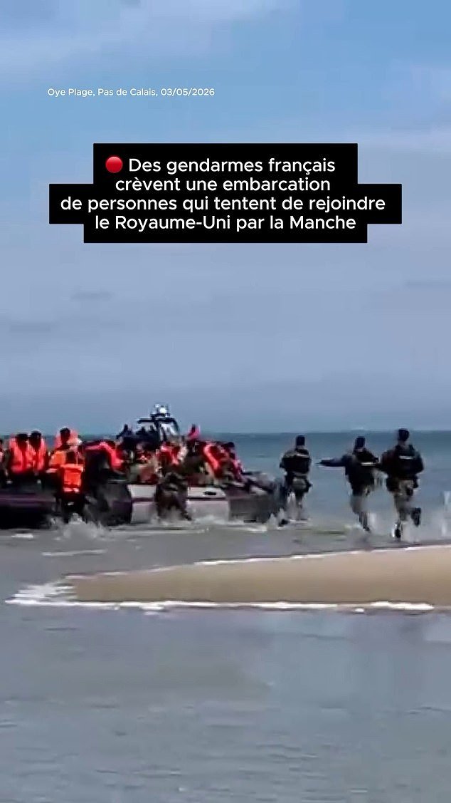 ¡La farsa! La policía francesa denunció ante la organización de derechos humanos tras detener con un cuchillo una pequeña embarcación de refugiados