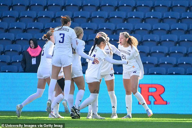 La máxima selección femenina de fútbol universitario sufre una humillante derrota ante un grupo de chicos menores de 14 años