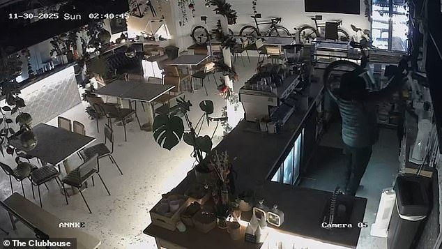 Cómo unos ladrones con cuchillos robaron 50.000 libras esterlinas en un café de famosos… pero no atraparon a ninguno