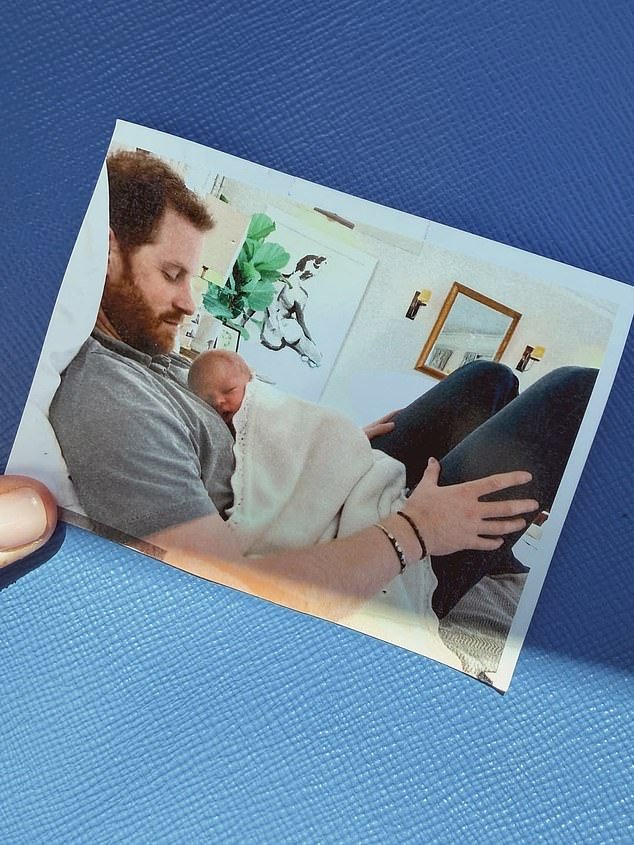 Meghan Markle comparte una foto invisible del príncipe Archie durmiendo en el pecho de Harry cuando era bebé para celebrar su séptimo cumpleaños.