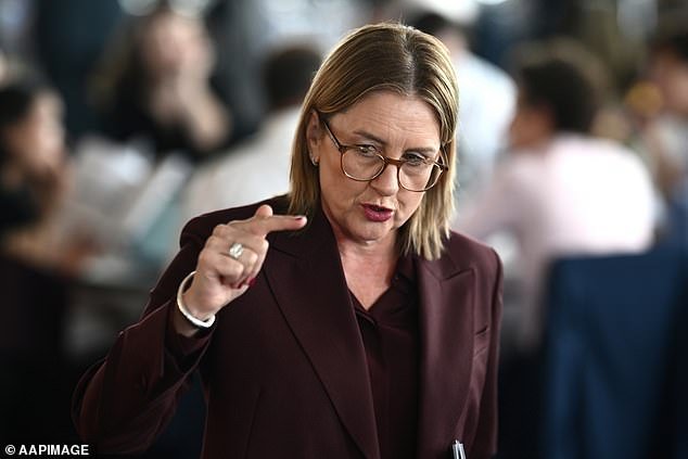 Jacinta Allan sorprende a algunos fanáticos del fútbol australiano cuando levanta la prohibición de la Copa del Mundo después de una protesta generalizada