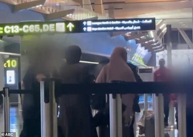 La novia de ISIS revela lo que más extrañaba de Australia después de unirse al estado terrorista, mientras aborda el vuelo a casa