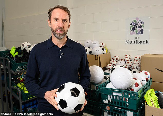 Gareth Southgate dice que las familias “no pueden permitirse el lujo de comprar equipos” para participar en clases de educación física y educación física, y dos de cada cinco padres con ingresos más bajos dicen que tuvieron que dejar el fútbol.