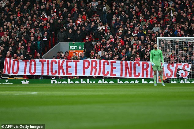 El Liverpool está cediendo y eliminando los aumentos de precios de los abonos para varias temporadas después de que los fanáticos enojados amenazaran con dejar de gastar dinero en Anfield, pero el aumento del próximo año seguirá vigente.