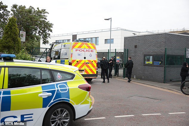La escuela de Manchester se cierra y la policía interviene en las aulas después de que “se confundiera una pistola de agua con un arma de fuego”.