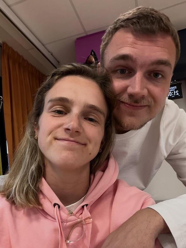 La estrella de Man City revela que su madre está “luchando por su vida” en cuidados intensivos en medio de una batalla contra el cáncer, después de que los fanáticos notaron su ausencia en las celebraciones del título.