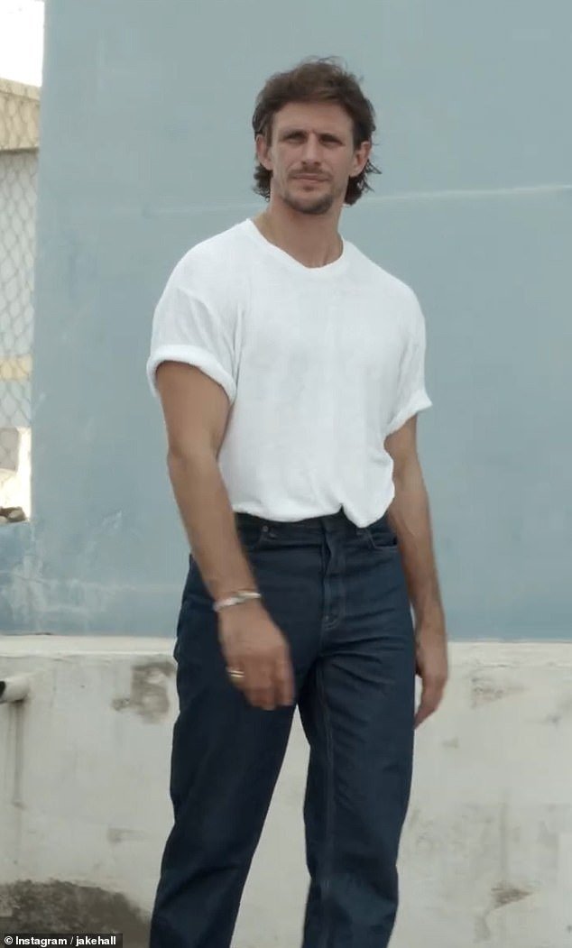 La trágica caída de la estrella de TOWIE, Jake Hall, muere a los 35 años después de superar un ataque con cuchillo casi fatal, escándalos de trampa y deudas crecientes.