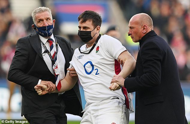 El bromista más famoso del mundo, que jugó el partido del día de la BBC con un caos de ‘ruidos sexuales’, ha sido encarcelado durante 15 meses por acrobacias en Twickenham tras una serie de invasiones de campos.