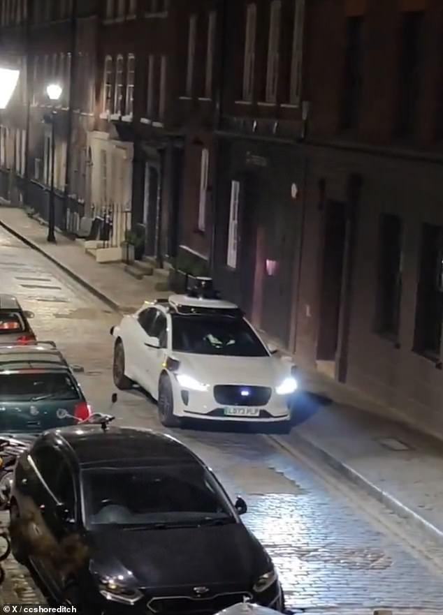 Waymo se vuelve rebelde: el coche autónomo despierta a los residentes a las 4 de la mañana porque se queda atascado en un callejón sin salida de Londres TRES veces por semana