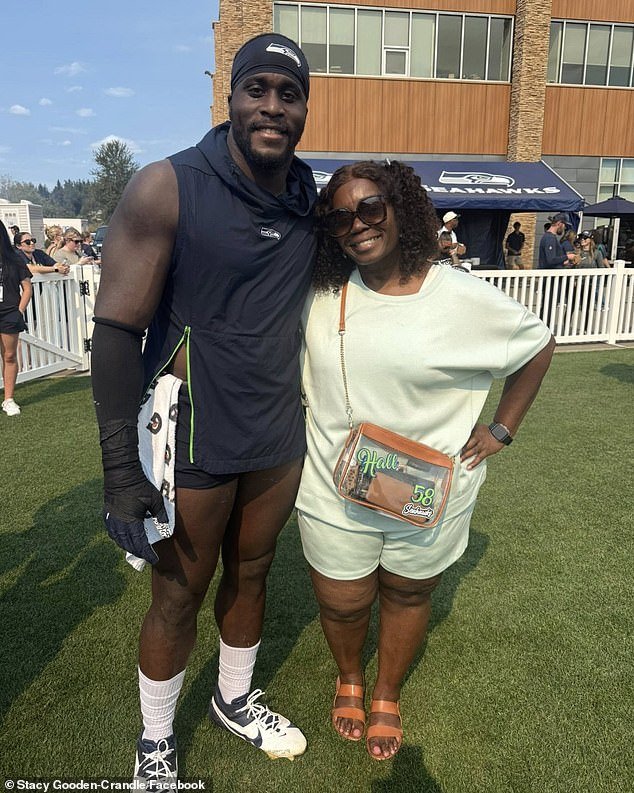 La estrella de la NFL y campeón del Super Bowl “nació muerto” y tenía un uno por ciento de posibilidades de sobrevivir, revela su madre en una impactante entrevista.