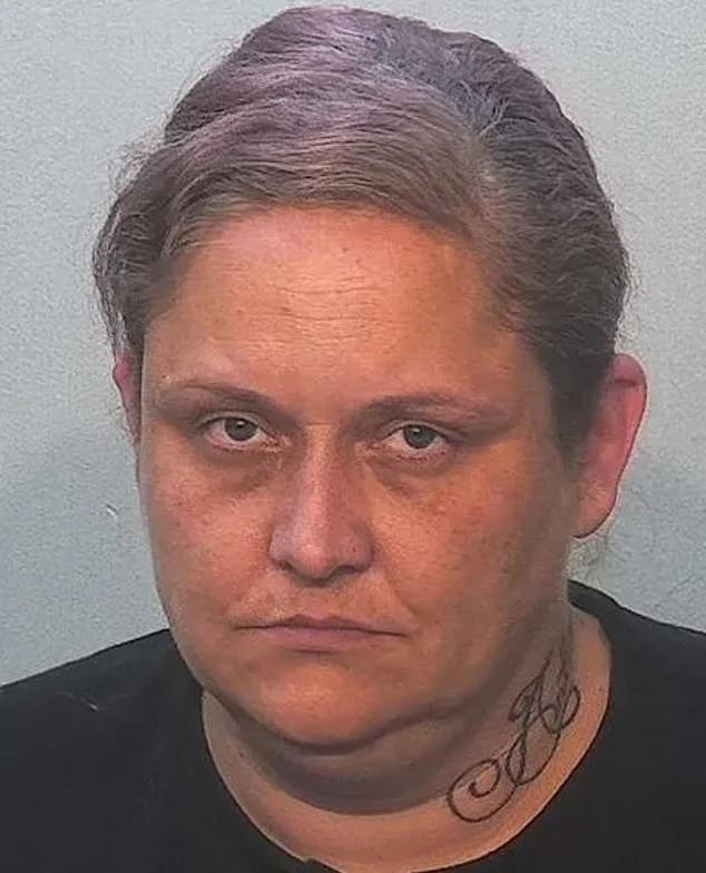 Madre de pelo morado ‘dejó a tres niños y perros solos en casa en condiciones miserables durante MESES’