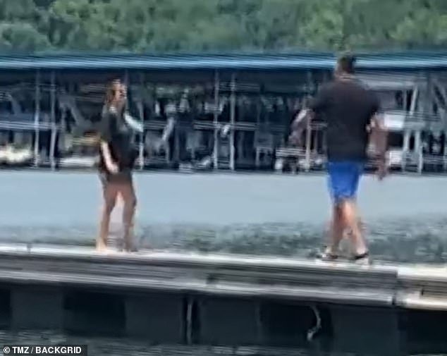 Imágenes explosivas surgen del desordenado viaje en bote de Dianna Russini y Mike Vrabel apenas unos meses antes de que ella diera a luz a su primer hijo.