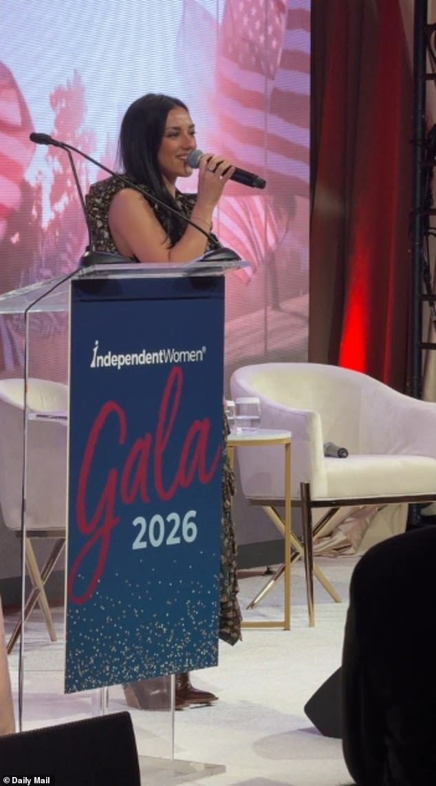 La novia de Kash Patel canta el himno nacional para su idolatrado amigo y aliado de Trump