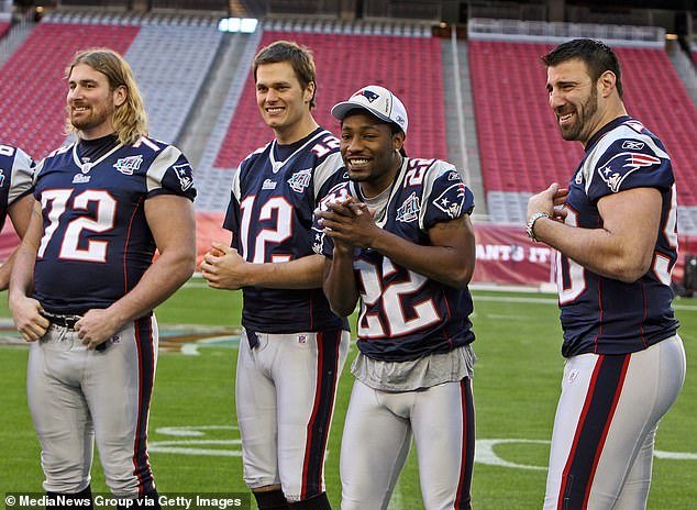 El campeón del Super Bowl hace una extraña defensa del escándalo de la aventura de su ex compañero de equipo Mike Vrabel… al admitir que él también tuvo una “segunda esposa”.