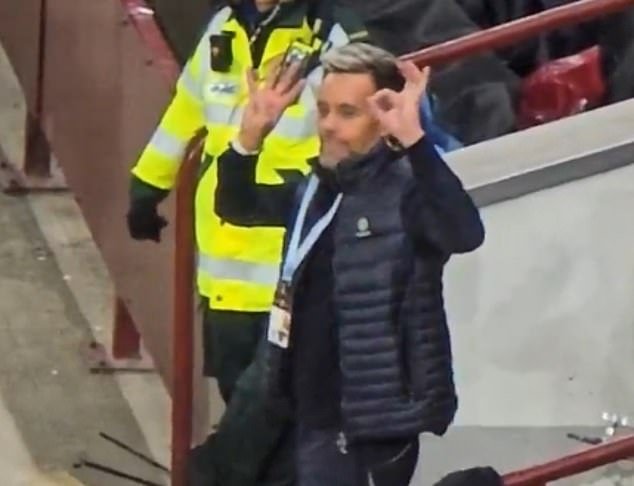 Los comisarios conmovieron al alegre experto de Sky Sports después de molestar a los fanáticos del Nottingham Forest durante el triunfo de la semifinal de la Europa League del Aston Villa.