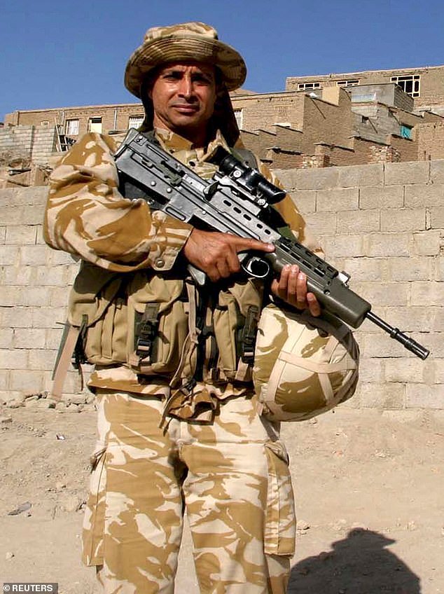 El espía que amaba el merengue: el soldado doble británico encarcelado por pasar secretos militares a Irán fue liberado después de TRES años para convertirse en un extravagante instructor de salsa en Brighton