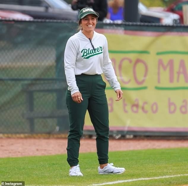 Una entrenadora universitaria “manipuladora” es acusada de relaciones inapropiadas con deportistas, racismo y abuso en un informe explosivo, mientras sus padres hablan
