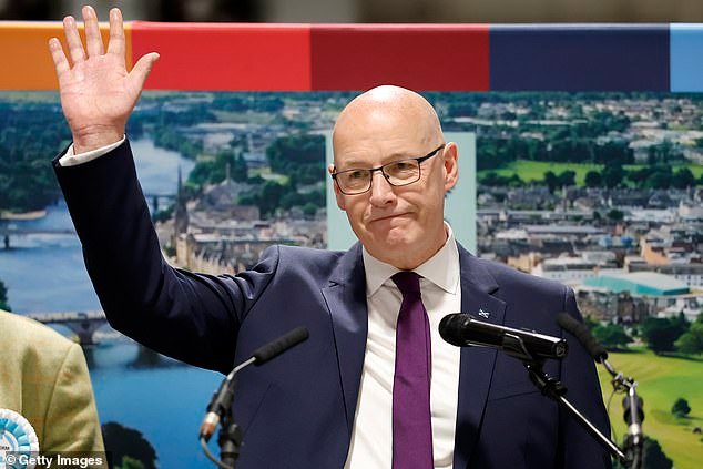 John Swinney dijo: Renuncien a su obsesión por la independencia ahora después de no poder asegurar una mayoría mientras el apoyo del SNP se desmorona.