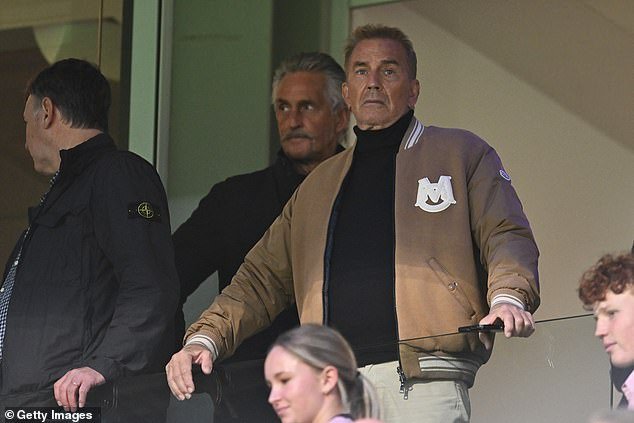 La estrella de Hollywood Kevin Costner observa a los Brisbane Lions vencer a Carlton en el thriller de la AFL