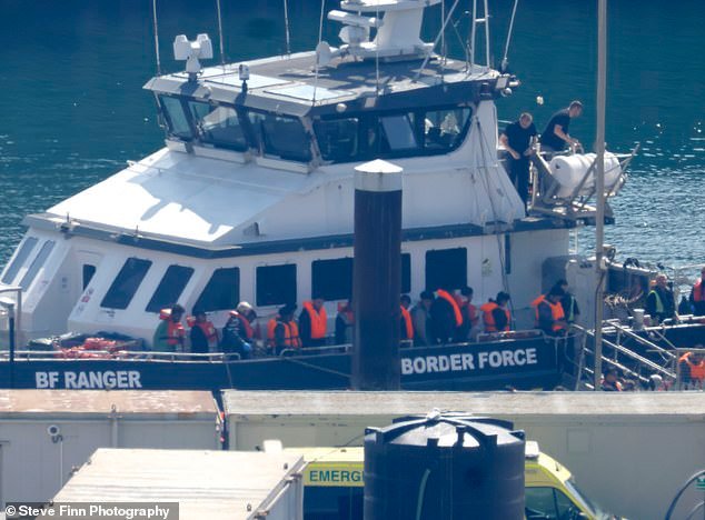 SUE REID: El momento en que el migrante número 200.000 del Canal de Gran Bretaña aterrizó en Dover después de haber sido “sacado de un bote”.