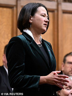 Keir Starmer se aferra desesperadamente al coro de parlamentarios laboristas que exigen que aumente significativamente el calendario de dimisiones, pero su adjunto dice que el desafío al liderazgo hará que el partido parezca “ridículo”.