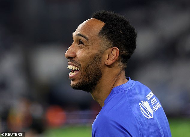 La ex estrella del Arsenal, Pierre-Emerick Aubameyang, de 36 años, es DESPEDIDA del Marsella por rociar “EXTINTORES” contra el jefe de un club, mientras el toque de queda en el campo de entrenamiento se convierte en un caos después de que las estrellas “destrozan sus habitaciones”.